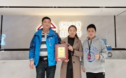 四川的彭先生準(zhǔn)備開一家帽牌貨的夫妻店